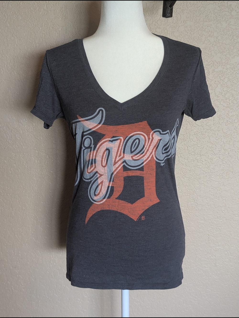 Nike Women's Slim Fit V-Neck Tee - Detroit Tigers